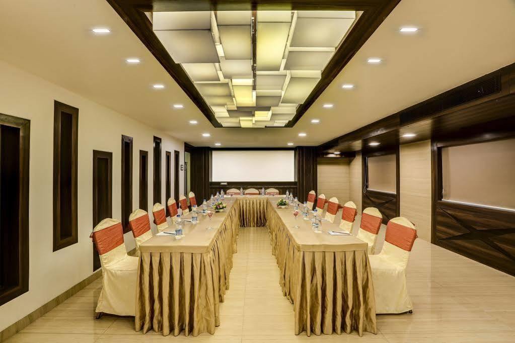 Golden Chariot Vasai Hotel Exterior foto